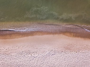 Dalgalı kumsal ve denizin havadan görünüşü