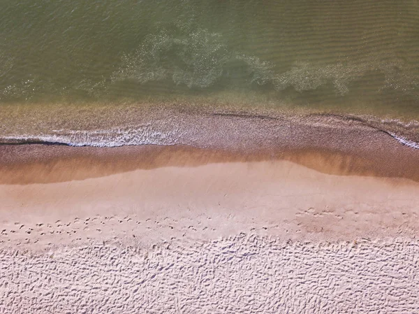 Letecký pohled na písečnou pláž a moře s vlnami — Stock fotografie