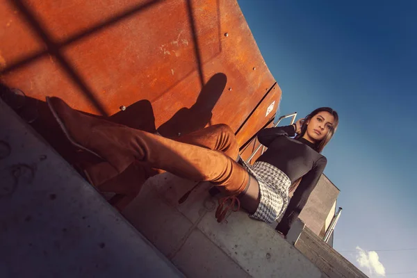 건물 계단에 앉아 있는 세련 된 여자 모델 — 스톡 사진