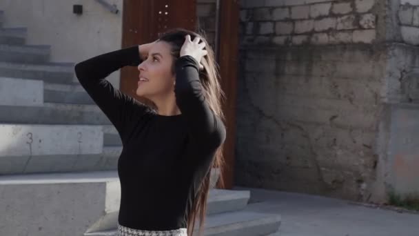 Close Ritratto Una Ragazza Con Lunghi Capelli Neri All Aperto — Video Stock