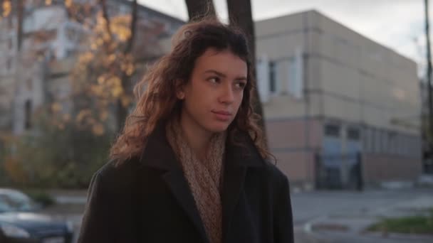 Olağanüstü Kıvırcık Kızıl Saçlı Genç Bir Kadın Şehir Merkezindeki Sokakta — Stok video