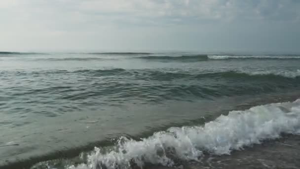 Beau paysage avec coucher de soleil sur la mer 