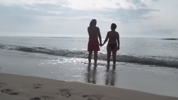 Los Amantes Conocen Amanecer Hombre Con Una Mujer Playa Mirando — Vídeos de Stock