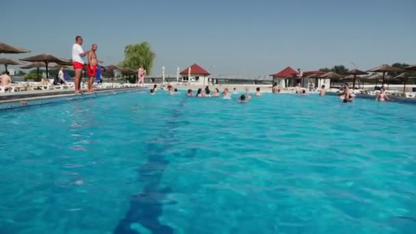 Slatina Roménia Junho 2019 Grupo Amigos Divertindo Piscina — Vídeo de Stock