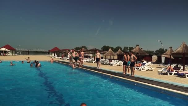 Slatina Romania Giugno 2019 Gruppo Amici Che Divertono Piscina — Video Stock