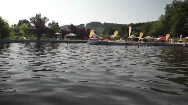 Slatina Romanya Haziran 2109 Yileştirici Havuzlu Eğlence Alanı Manzarası — Stok video