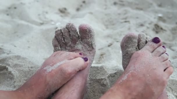 Pés Masculinos Femininos Praia Areia Fechar — Vídeo de Stock