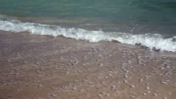 Крупный План Морских Волн Примыкающих Берегу Песчаного Пляжа Медленное Движение — стоковое видео