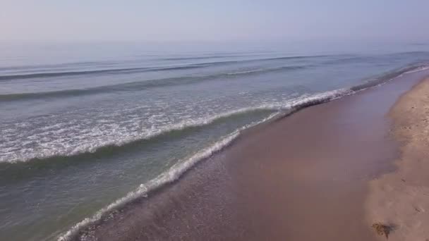 Lucht Uitzicht Het Strand Golven Van Zee Spetterend Goudkleurig Zand — Stockvideo