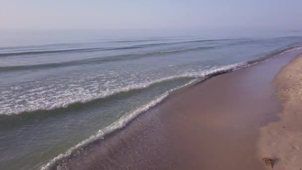 Veduta Aerea Della Spiaggia Onde Del Mare Spruzzi Sabbia Dorata — Video Stock