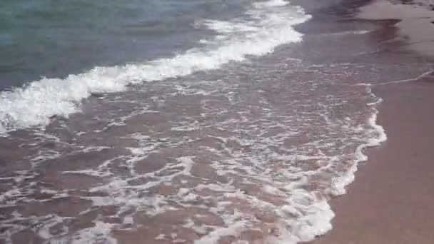 Closeup Sea Waves Washing Ashore Sandy Beach Movimento Lento — Vídeo de Stock