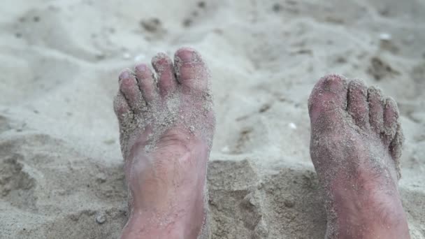 Pieds Mâles Femelles Sur Plage Dans Sable Gros Plan — Video