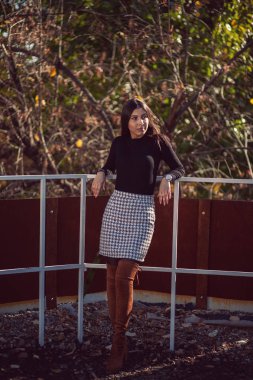 Moda kadın portresi, poz genç oldukça trendy kız