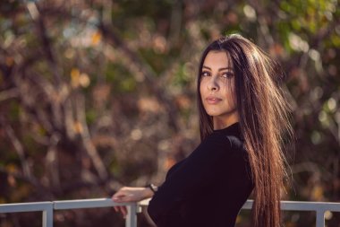 Moda kadın portresi, poz genç oldukça trendy kız