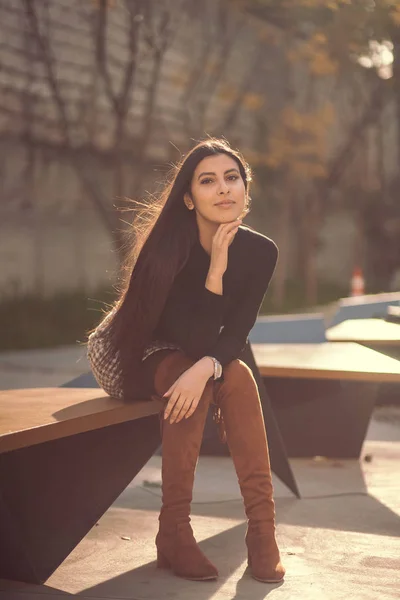 Primer plano retrato de una chica con el pelo largo negro al aire libre —  Fotos de Stock