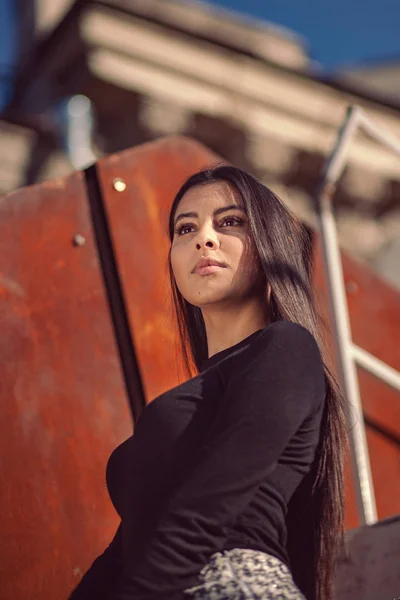 Elegante modelo menina posando sentado nos passos do edifício — Fotografia de Stock