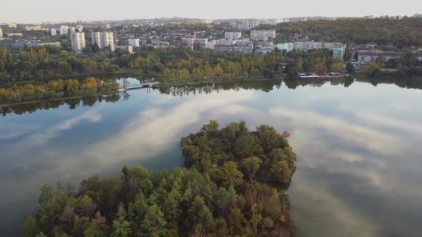 Flygbilder Över Echo Park Lake Stadsparken Höstdagen Kishinev Republiken Moldaviens — Stockvideo