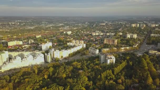 Sonbahar Şehri Manzarası Hava Görüntüleri Binaların Üzerinden Uçup Park Etmek — Stok video