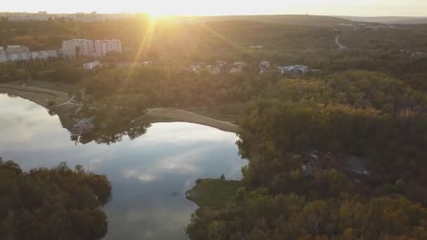 エコーパーク湖の上空映像。秋の日に市公園。モルドバ共和国の首都キシネフ. — ストック動画
