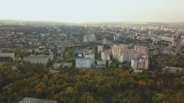 Krajobraz jesiennego miasta. Nagranie z powietrza. Latanie nad budynkami i parkami. — Wideo stockowe