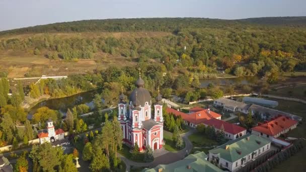 Repülés egy keresztény kolostor felett, őszi erdővel körülvéve. Kurky kolostor, Moldovai Köztársaság. — Stock videók