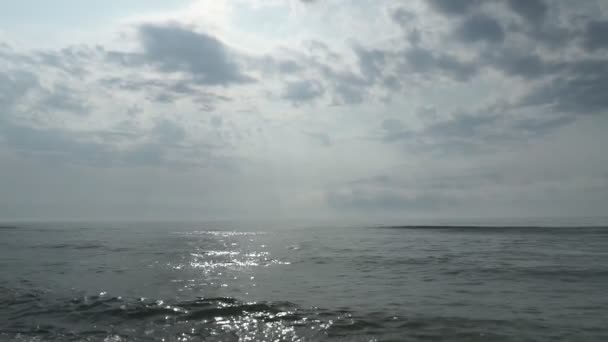 Πανέμορφο τοπίο με ηλιοβασίλεμα πάνω από τη θάλασσα — Αρχείο Βίντεο