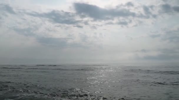 Deniz üzerinde gün batımının olduğu güzel bir manzara. — Stok video
