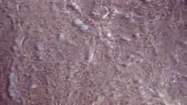 Closeup Of Sea Waves Washing Ashore A Sandy Beach. Movimento lento . — Vídeo de Stock