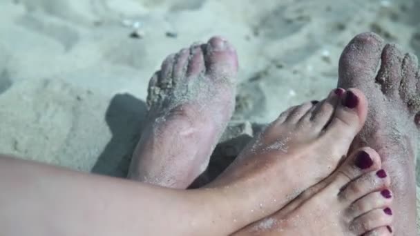 Male and female feet on the beach in the sand Close up. — 비디오