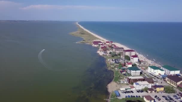 Curortnoe morze pluć resort w obwodzie Odessa na Ukrainie. Widok z powietrza na plażę i morze. — Wideo stockowe