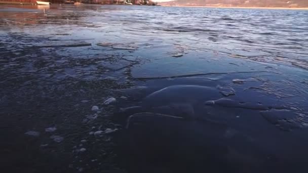 Στις Αρχές Του Χειμώνα Ποταμός Καλύπτεται Λεπτό Πάγο — Αρχείο Βίντεο