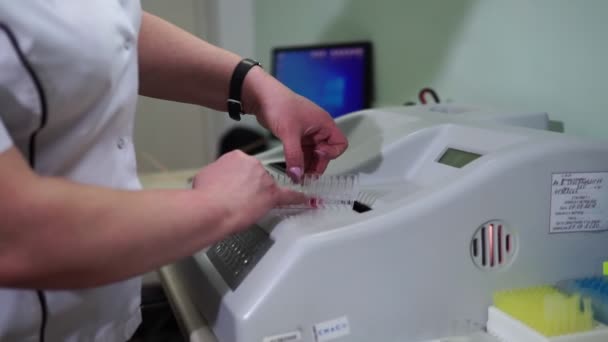 Técnico Laboratorio Femenino Instala Una Máquina Laboratorio Para Análisis Sangre — Vídeo de stock