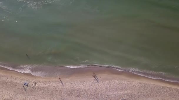 Flygfoto Över Stranden Och Vågorna Havet Stänk Gyllene Sand — Stockvideo