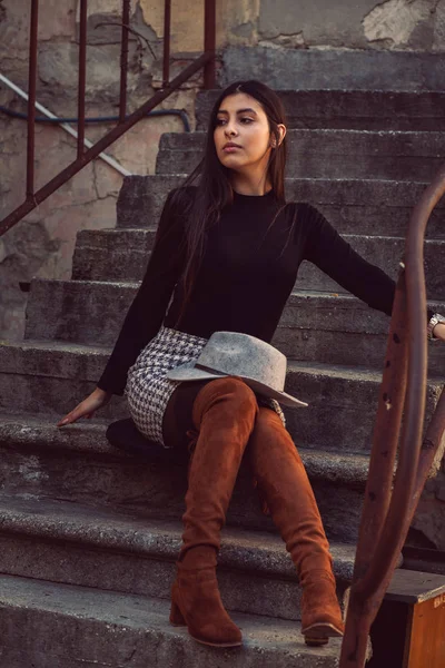 Elegante modelo menina posando sentado nos passos do edifício — Fotografia de Stock