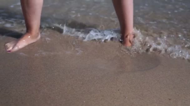Морские Волны Омывающие Загорелые Женские Ноги Красивая Молодая Женщина Отдыхает — стоковое видео