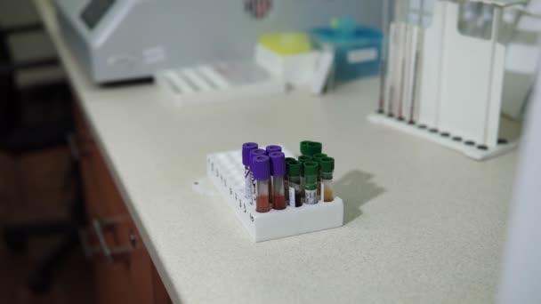 Tubos Ensayo Están Siendo Insertados Analizador Bioquímico Por Trabajador Laboratorio — Vídeos de Stock