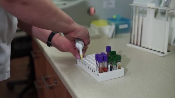 Test Tüpleri Bir Laboratuvar Çalışanı Tarafından Biyokimyasal Analiz Cihazına Yerleştiriliyor — Stok video