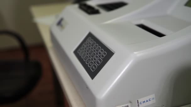 Kadın Laboratuvar Teknisyeni Kan Analizi Için Bir Laboratuvar Makinesi Kuruyor — Stok video
