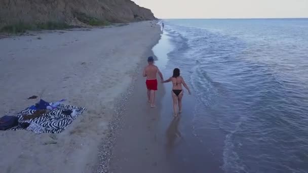 Homme Femme Marchant Long Plage Coucher Soleil Suivi Prise Vue — Video