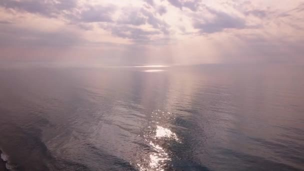 日の出の空の背景の空中ビュー 海の上に朝の空の雲と空中劇的な黄金の日の出 日の出の見事な空の雲 空中ビデオ撮影 — ストック動画