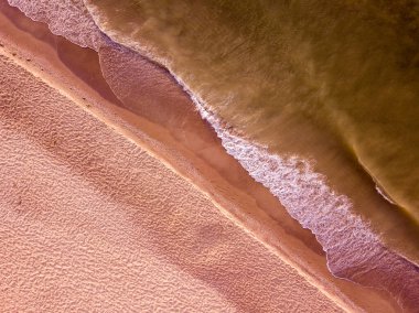 Dalgalı kumsal ve denizin havadan görünüşü