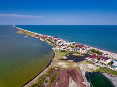 Ukrayna 'nın Odessa bölgesindeki Curortnoe deniz tükürük merkezi. Plaj ve denizin havadan görünüşü.