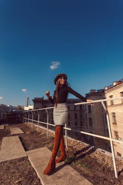 Şapkalı güzel bir kızın moda kadın portresi.