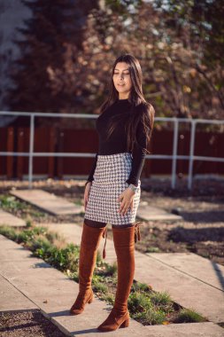 Moda kadın portresi, poz genç oldukça trendy kız