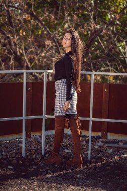 Moda kadın portresi, poz genç oldukça trendy kız