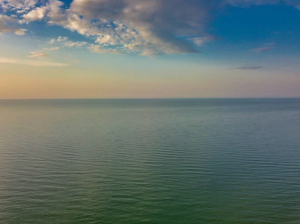 Vista panorámica aérea del amanecer sobre el mar. Nada más que cielo, nubes y agua. Hermosa escena serena —  Fotos de Stock