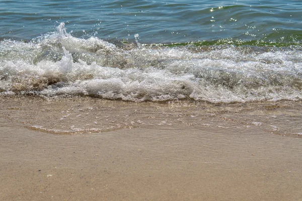 Sanfte Welle des Meeres am Sandstrand — Stockfoto