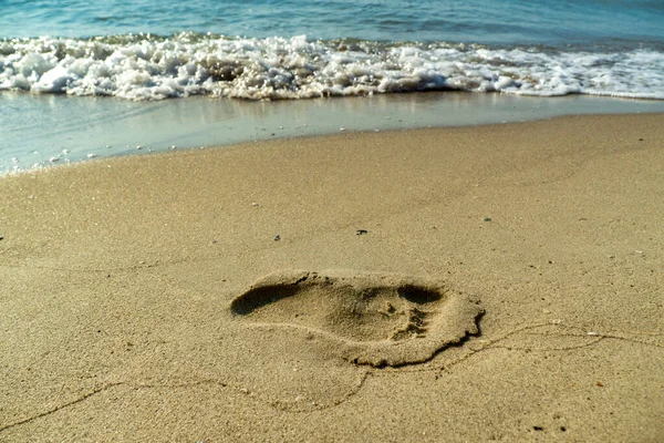 Bir kişinin bir plajda ıslak kum Footprints — Stok fotoğraf