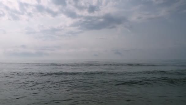 바다를 석양으로 뒤덮은 아름다운 — 비디오