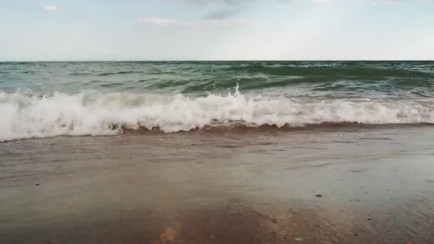 Vista Mar Bonito Día Verano Cielo Azul Con Pequeñas Nubes — Vídeo de stock